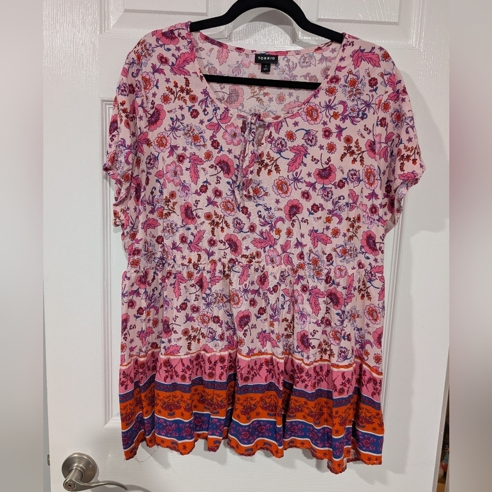 Torrid Pink Floral Babydoll Short Sleeve Shirt in Size 2 (18/20)